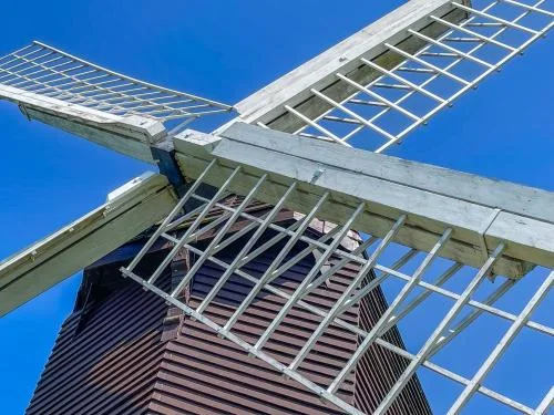 The mill has four common sails