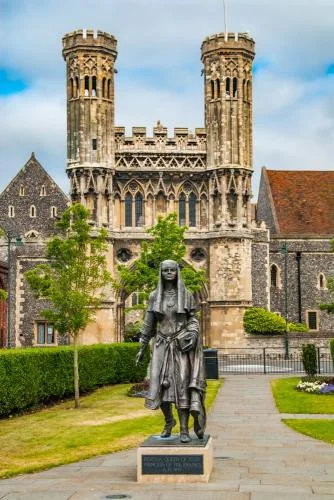 Queen Bertha statue and the Fyndon Gate