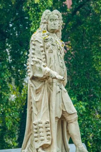 Dr Hans Sloane statue