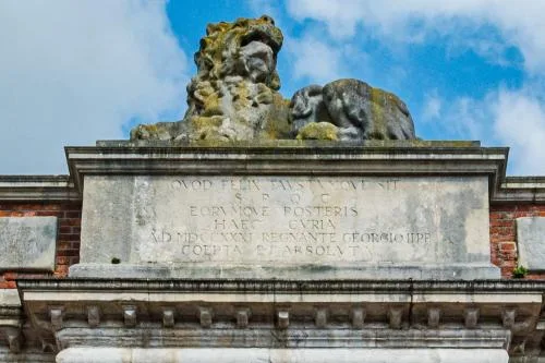 The lion sculpture and dedication plaque