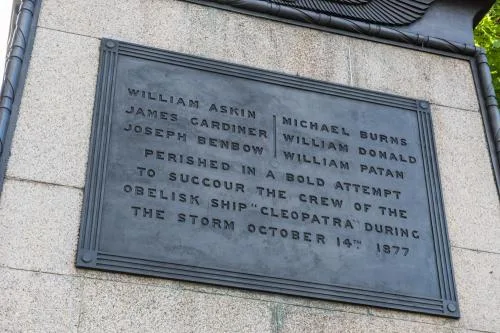 Memorial plaque to the six dead sailors