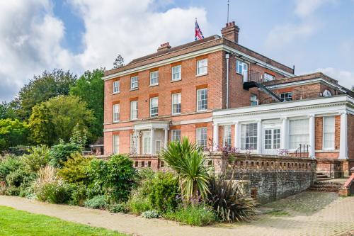 East Court, East Grinstead (c) Ian Capper