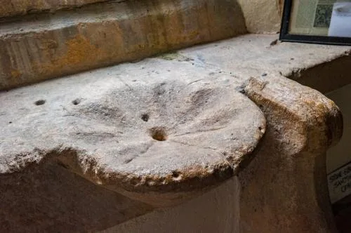 Piscina carved into the window sill