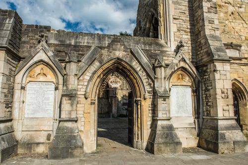 1837 Fire memorial tablets flank the doorway