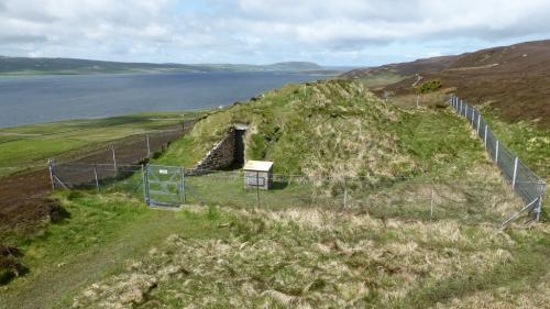 Knowe of Yarso Chambered Cairn (c) Sandy Gerrard