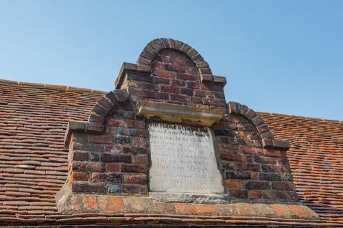 The central Dutch gable and plaque