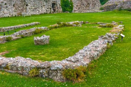 13th-century chapel foundations