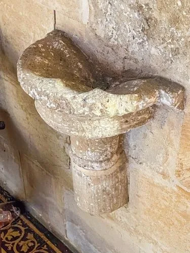 Reset medieval piscina