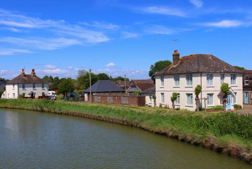 Upper Beeding and the River Adur (c) Wayland Smith