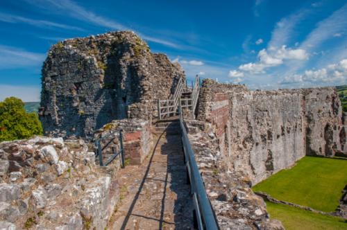 The parapet wall walk