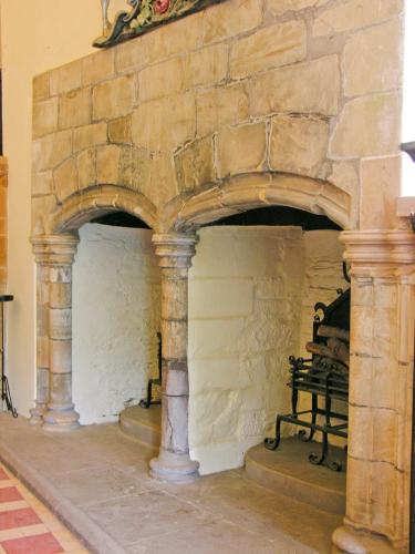 Double fireplace, Lord's Hall