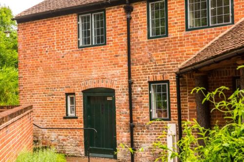 The rear facade of the Meeting House