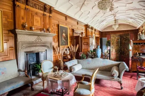The Jacobean long gallery
