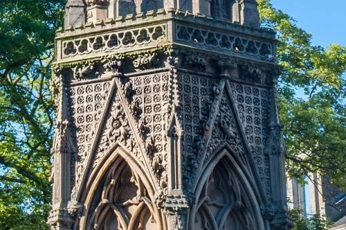 The upper section of the memorial