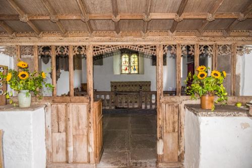 Passing through the screen to the chancel