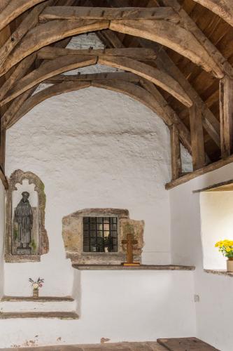 Eglwys-y-Bedd interior