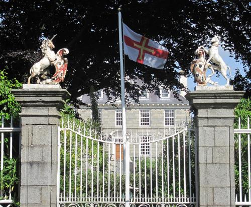 The heraldic gates to Sausmarez Manor (c) Man vyi