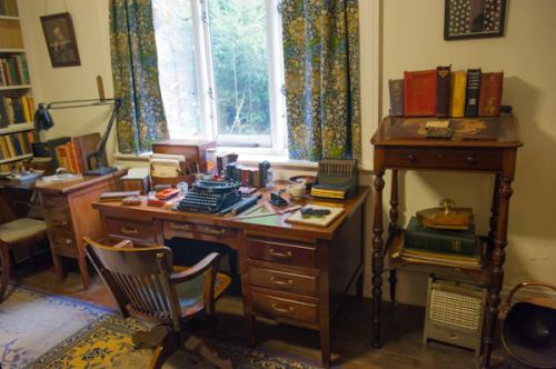 Shaw's desk and typewriter at the ready!