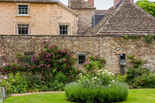The rear garden frontage of Stock Gaylard House