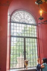 Temple Bar, A mullioned window over the gateway passage