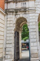 Temple Bar, The eastern pedestrian passage
