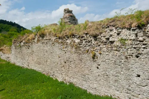 Ruins of the curtain wall