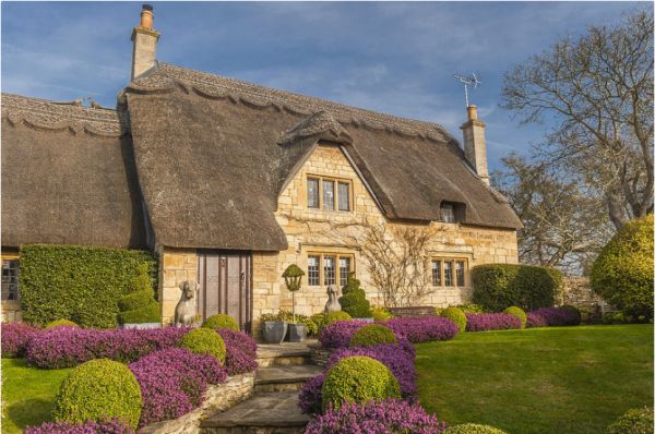 Thatched Cottage In Chipping Campden Cotswolds Canvas Prints