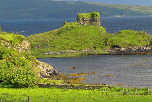 Photo of the mossy remains of Knock Castle on the Isle of Skye, Scotland. Part of the Britain Express Travel and Heritage Guide to Skye.